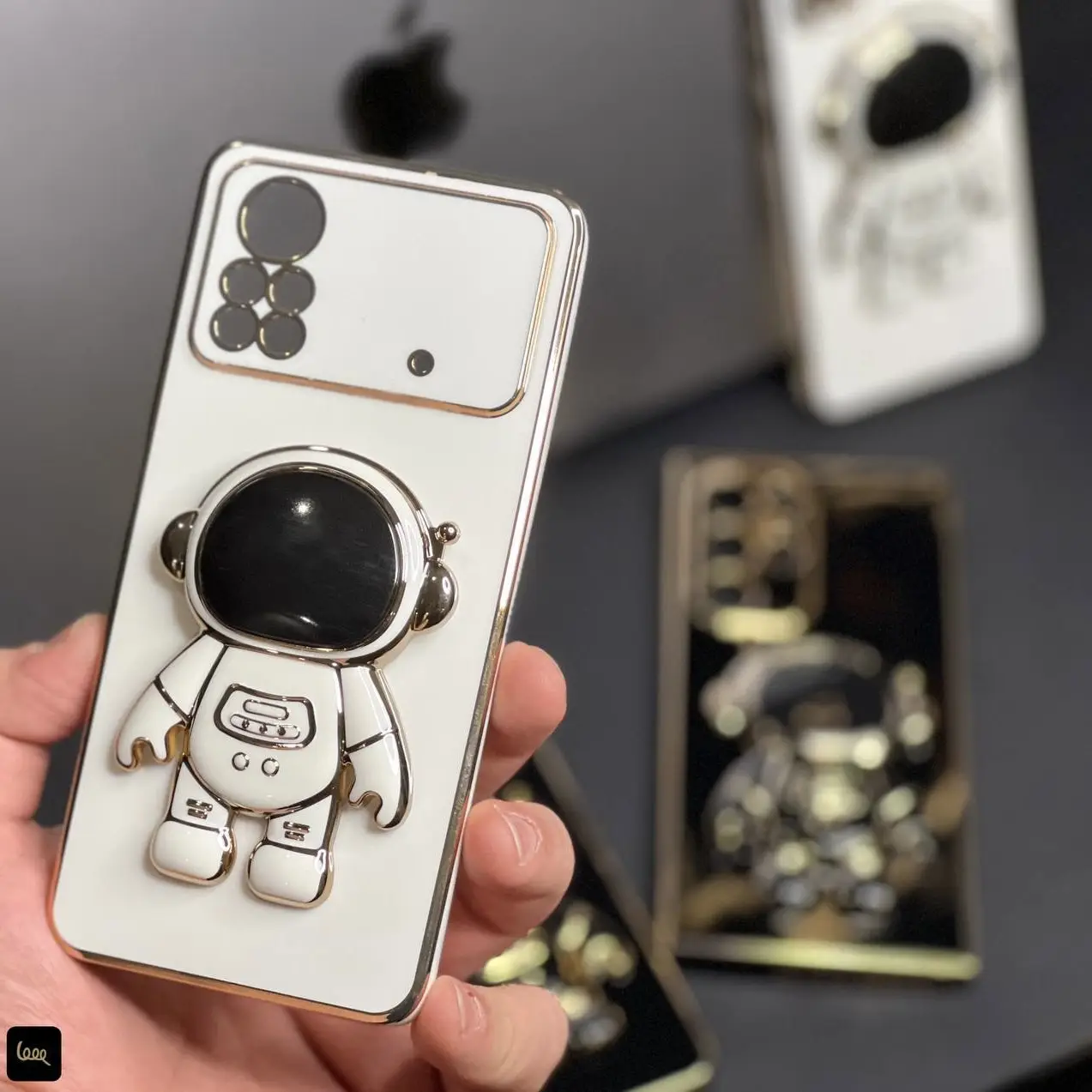 DC4ACB26-A27A-4B3B-BEDE-94AEBF634E48 قاب شیائومی فضانورد استندی